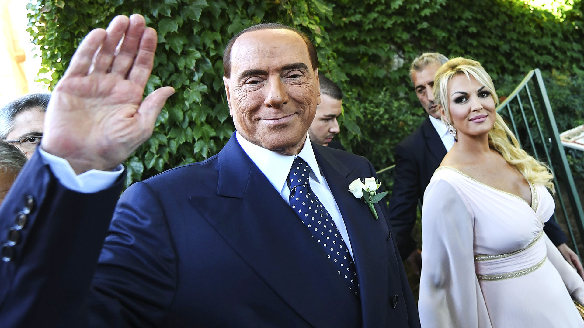 Berlusconi sale a pasear con su nueva novia El Sol News Media