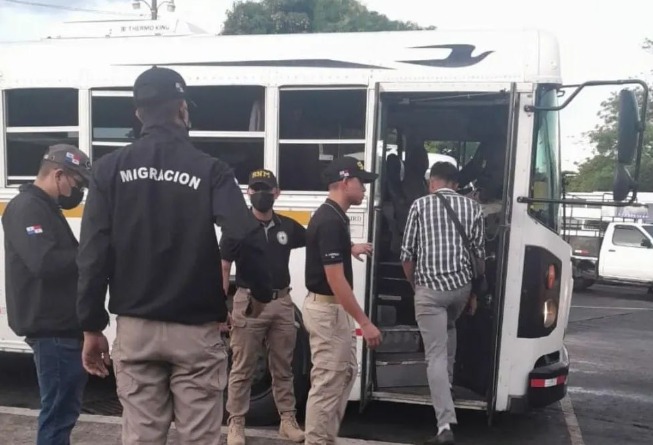 Panamá lleva a la frontera migrantes que vagaban por sus calles - El